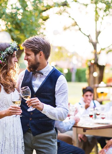 bride-and-groom-clinking-glasses-at-wedding-recept-2021-08-26-12-09-14-utc.jpeg